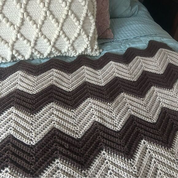 vintage 70s Brown and Cream Beige Chevron Afghan Blanket Throw Grandma - Picture 3 of 7